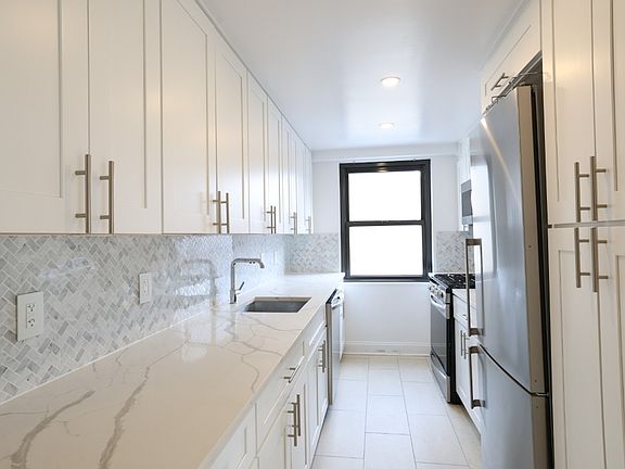 5th image of 305 E 86th St #12