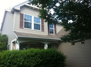 402 Sunshine Ct, Oswego, IL 60543