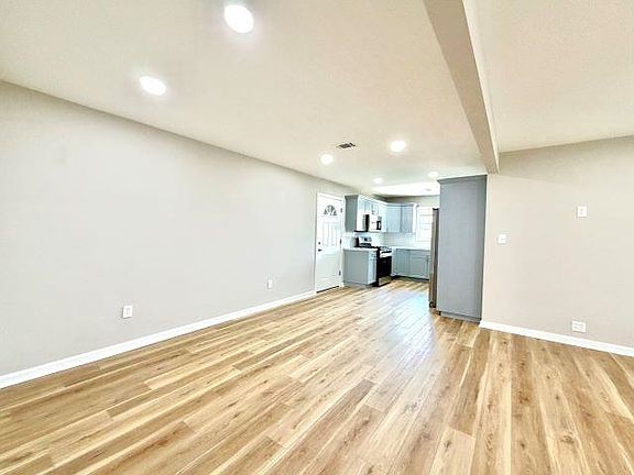 5th image of 160 Roberts Ave