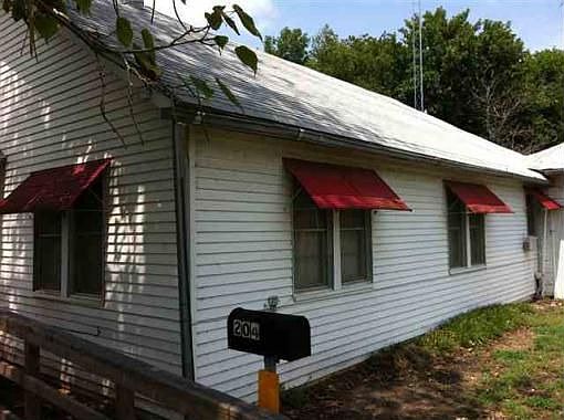2nd image of 204 W Main St