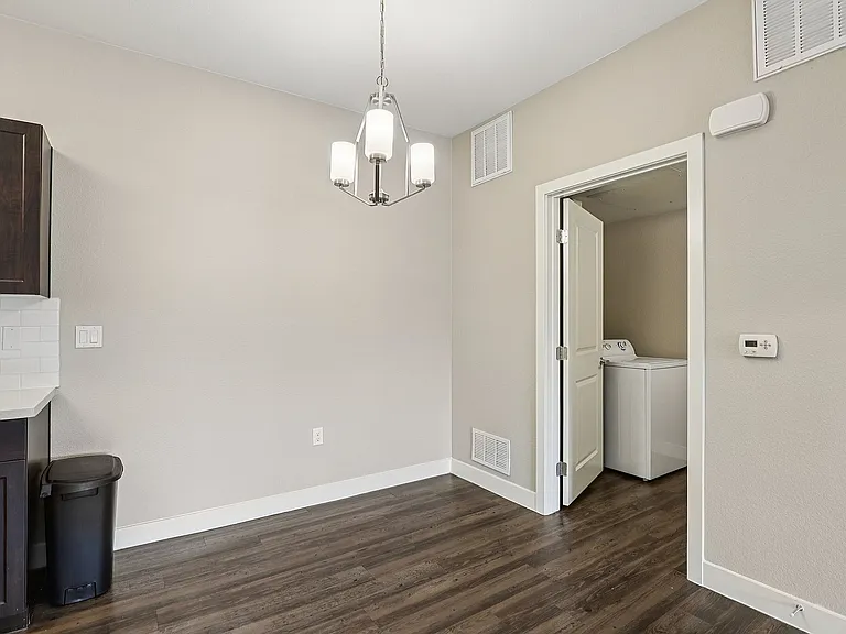 Spacious Unoccupied Apartment