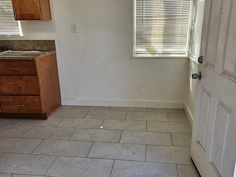 4094 N Mountain Dr — Photo 4