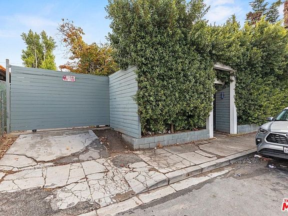 3rd image of 206 N Mariposa Ave