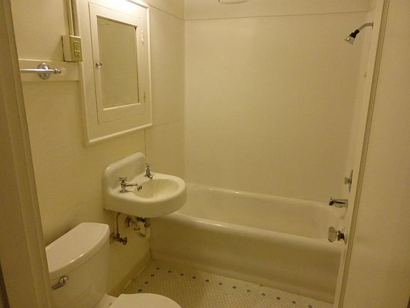 4th image of 4737 Brooklyn Ave NE APT 204