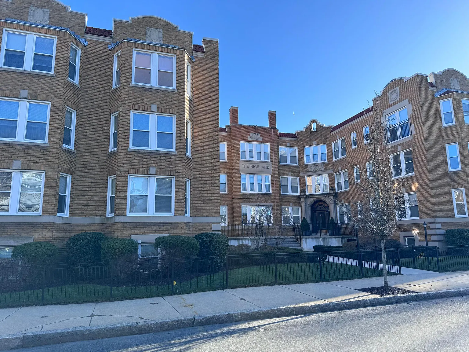 2 bed, 853 sqft, $2,400 — Photo 2