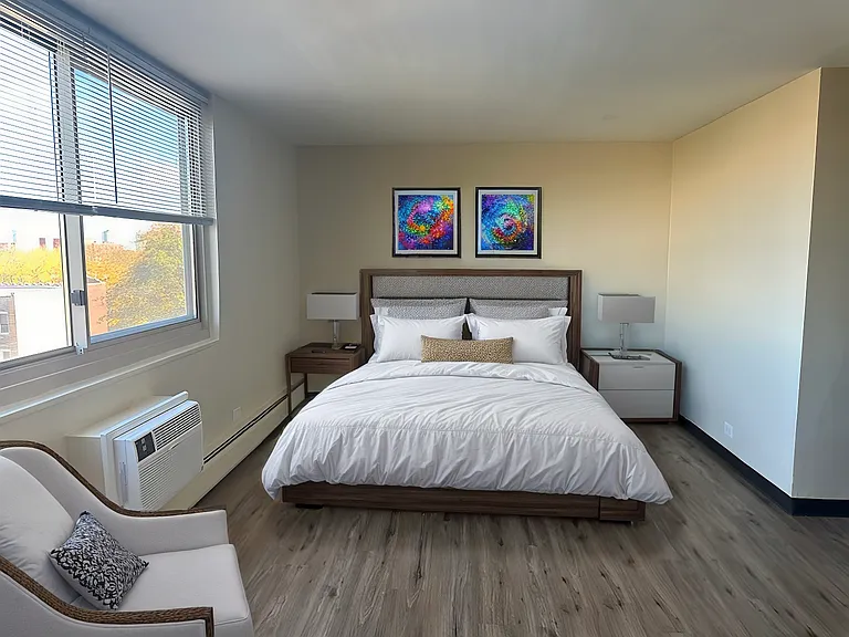 Hyde Park West Apartments & Townhomes — Photo 11