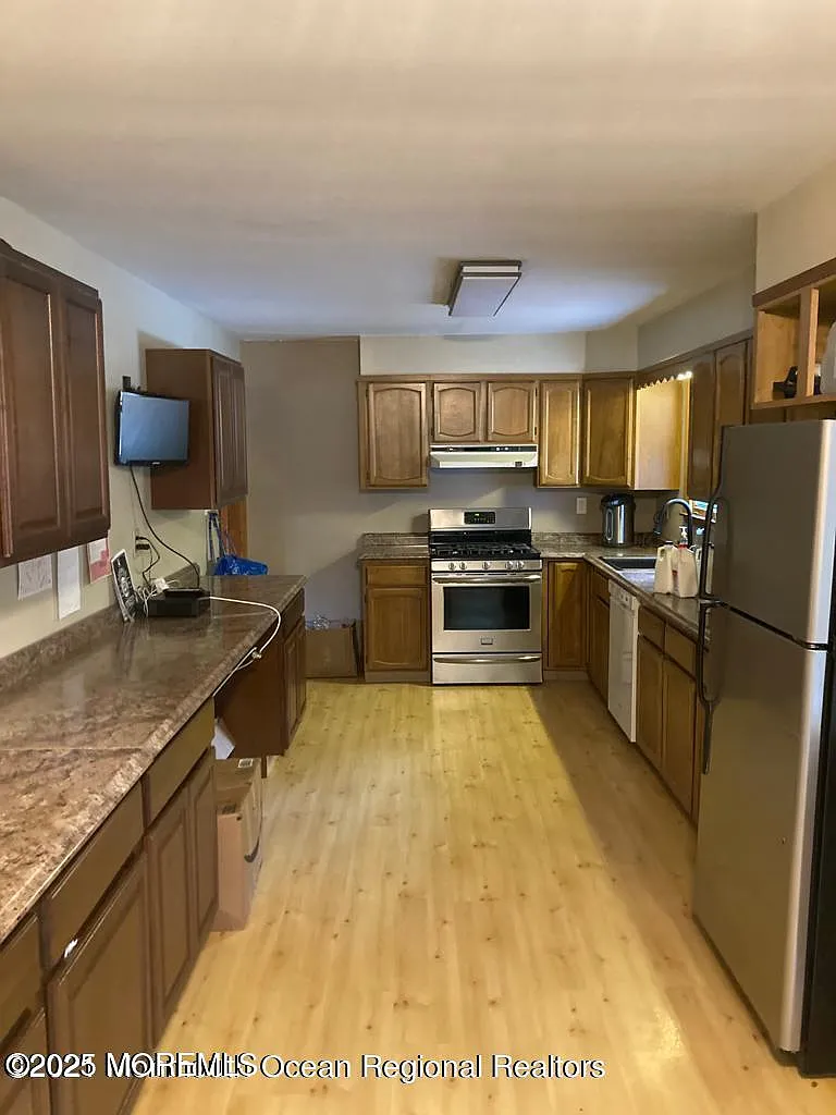 3 bed, 1796 sqft, $2,100 — Photo 2