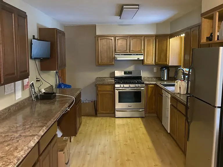2 Lloyd Pl — Photo 2