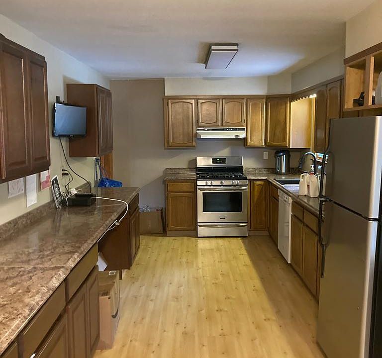 2nd image of 2 Lloyd Pl