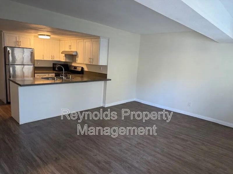 Building Photo - 4674 Bancroft St #4