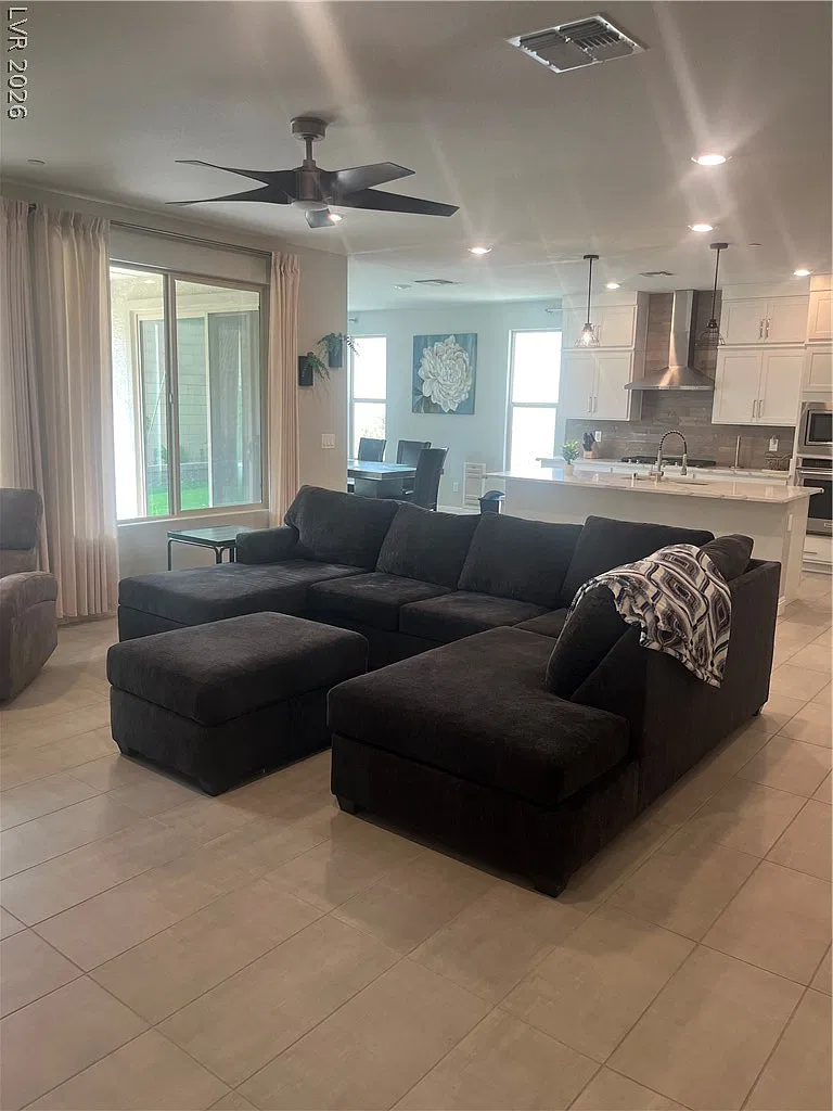 3 bed, 2.0 bath, 2297 sqft, $7,350 — Photo 1