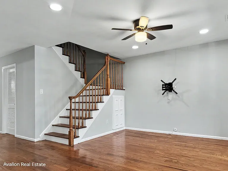 102 Appletree Ct — Photo 2