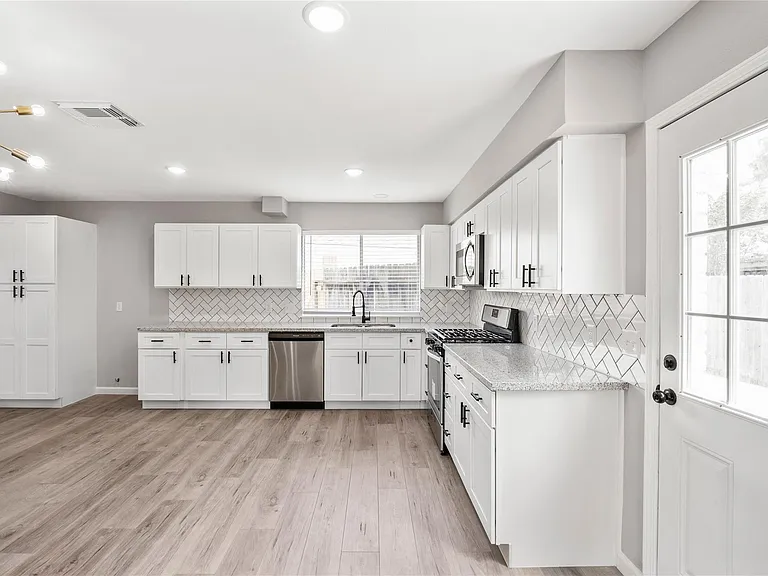 4523 Waterfall Way — Photo 4