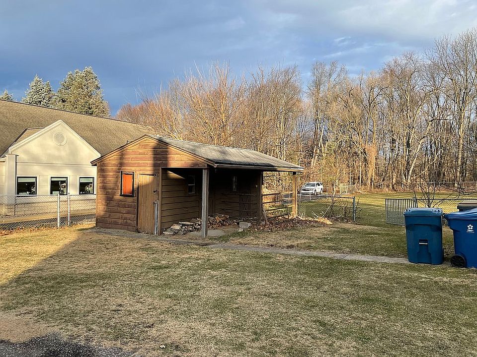 1st image of 1427 E Milham Ave