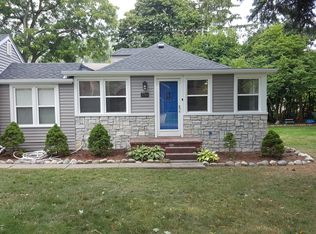 3769 Arcadia Dr, Orchard Lake, MI 48324