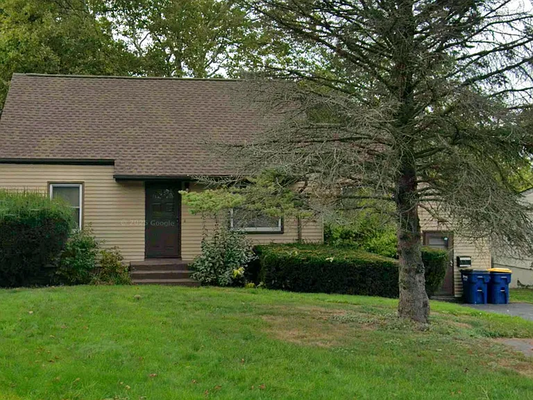 310 Glenview Pkwy — Photo 1