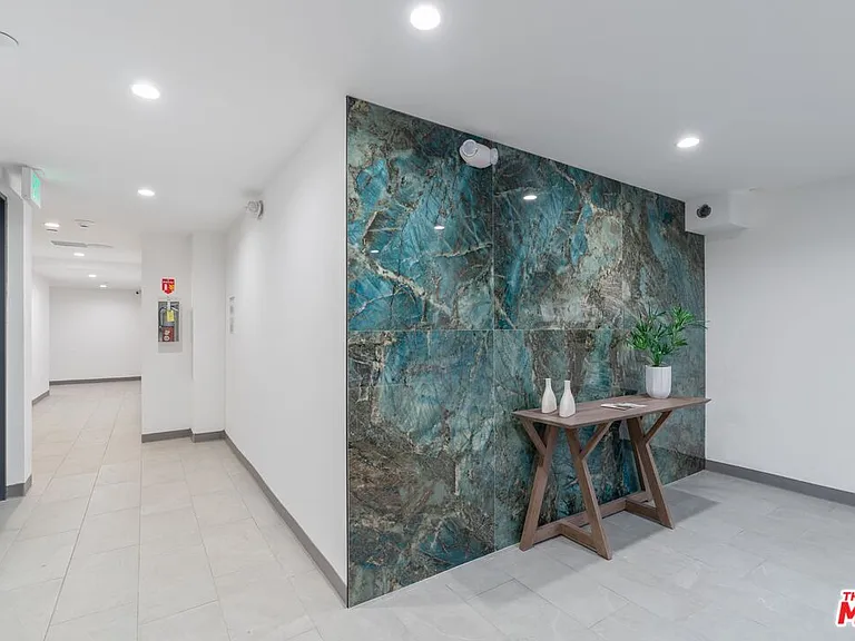 10918 Camarillo St #403 — Photo 19