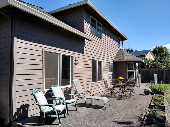 2nd image of 656 NE Kathleen Ct