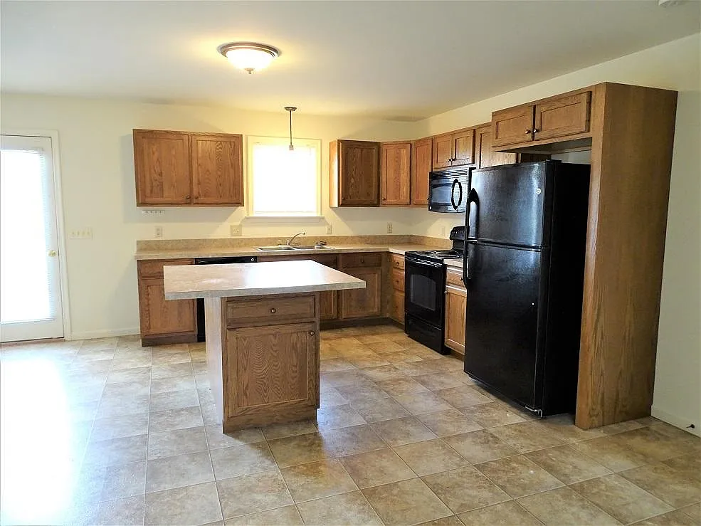 3 bed, 1.5 bath, 1440 sqft, $1,695 — Photo 4