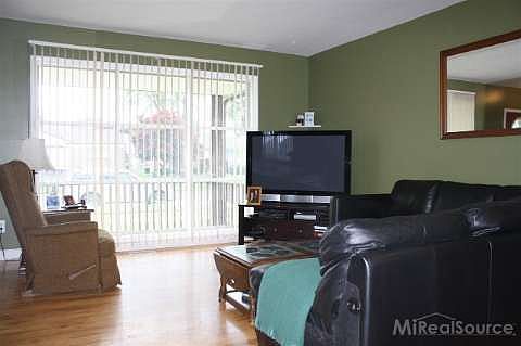 5th image of 31504 Newport Dr