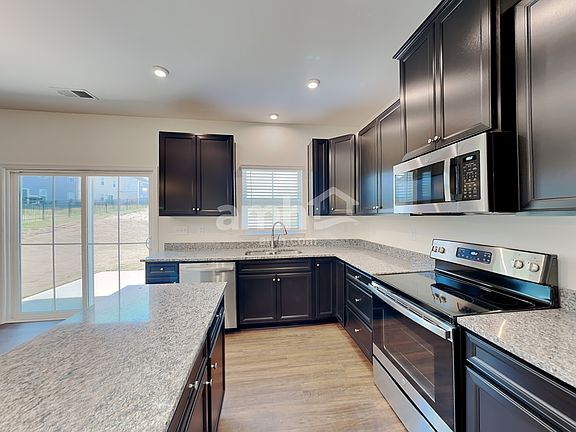 4th image of 652 Hamilton Park Dr
