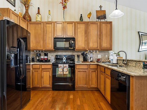 5th image of 702 Ember Crest Dr