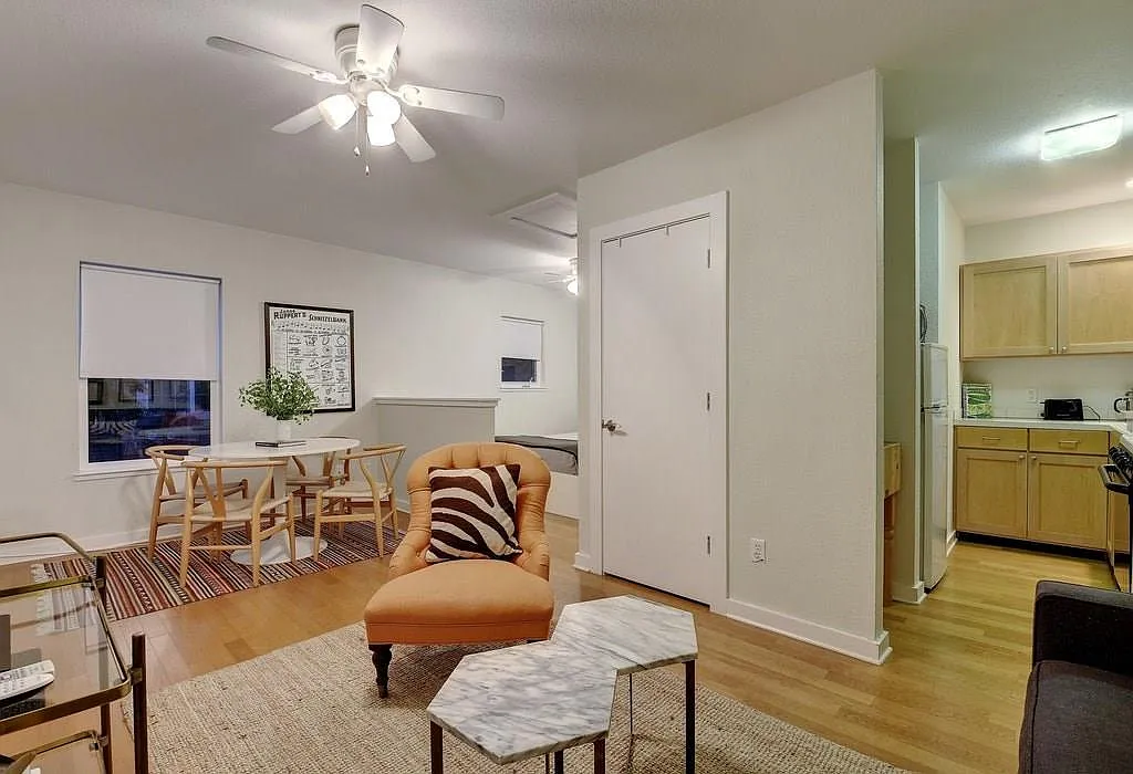 Studio, 400 sqft, $1,500 — Photo 3