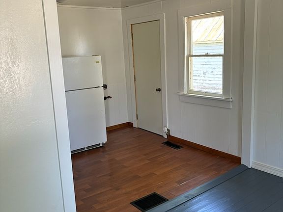 4th image of 304 S Wood St #3