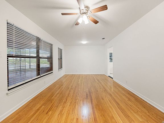 4th image of 631 STOREYWOOD DR