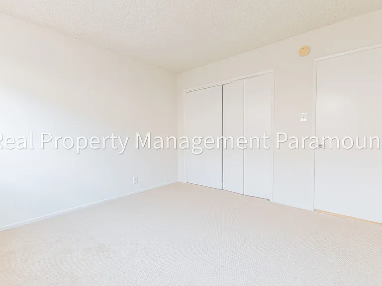 540 W Queen Street — Photo 25