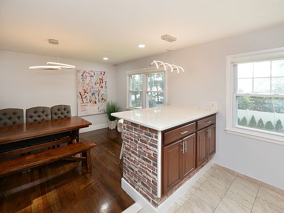 5th image of 154 Middlesex Ave