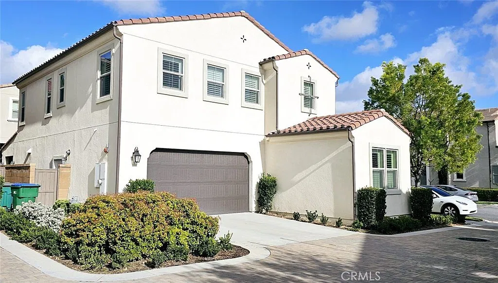 4 bed, 3.5 bath, 2552 sqft, $6,200 — Photo 1