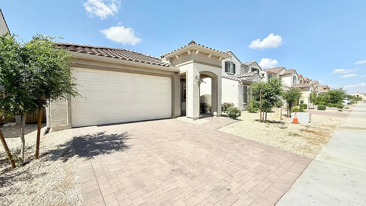 3 bed, 2.0 bath, 1730 sqft, $2,199 — Photo 3