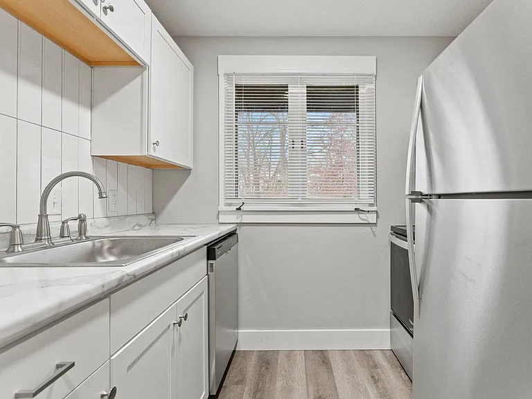 3910 Sleepy Hollow Ln #3910 — Photo 16