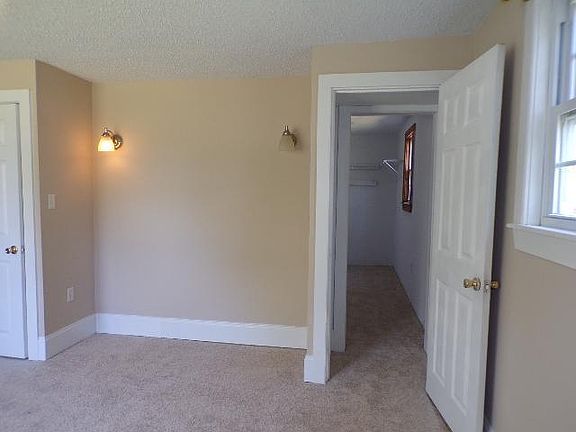 Dressing / walk in closet