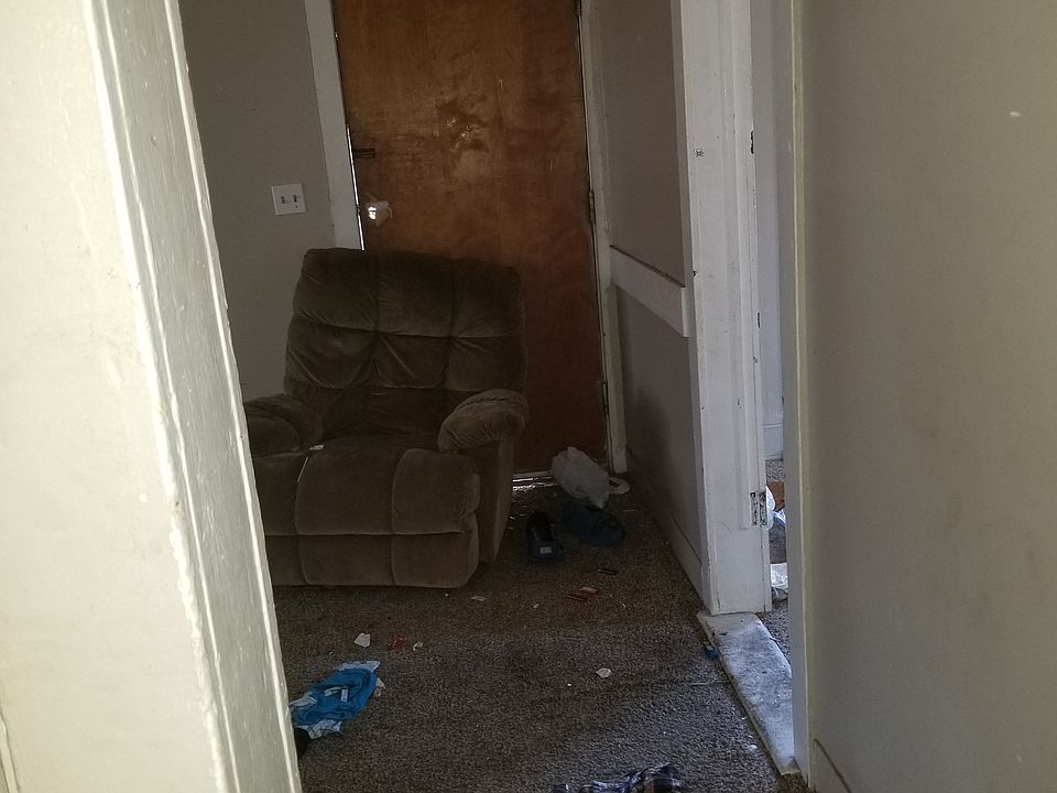 2nd image of 301 44th St