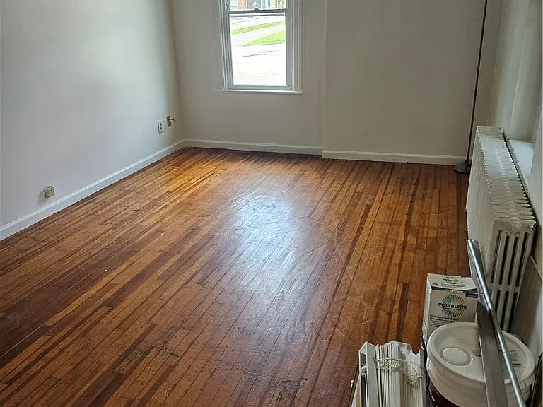 322 E Market St — Photo 2
