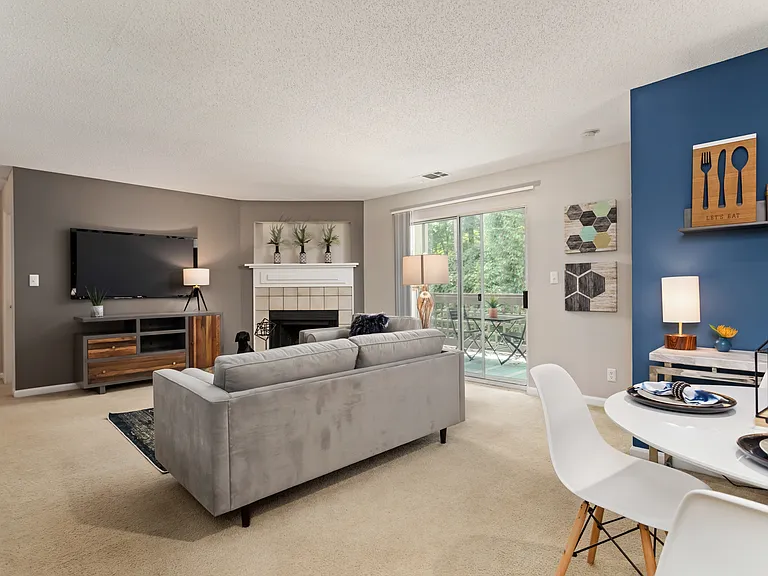 University Ridge Apartments — Photo 9
