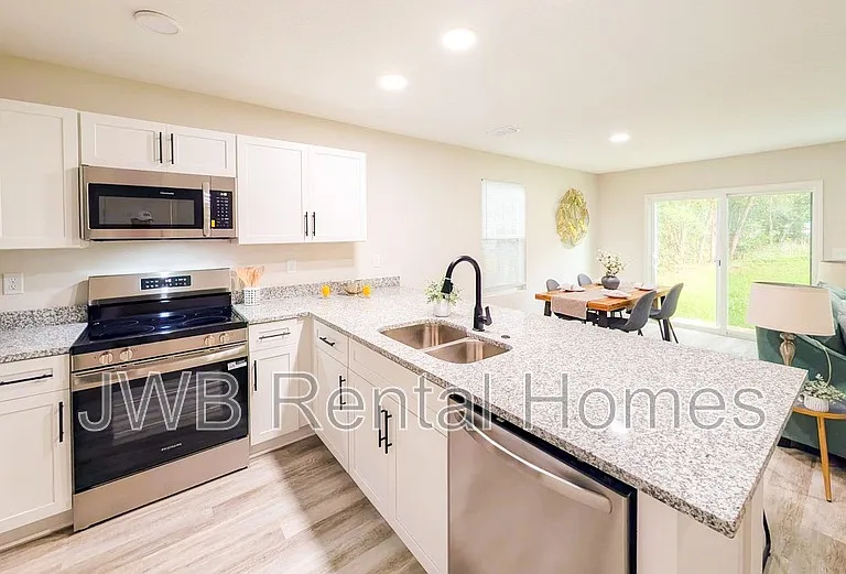 1128 Comanche St — Photo 4
