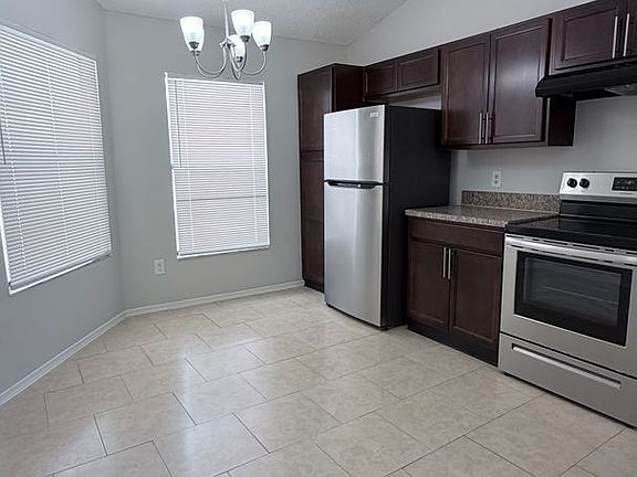 3rd image of 74 Lakepointe Cir