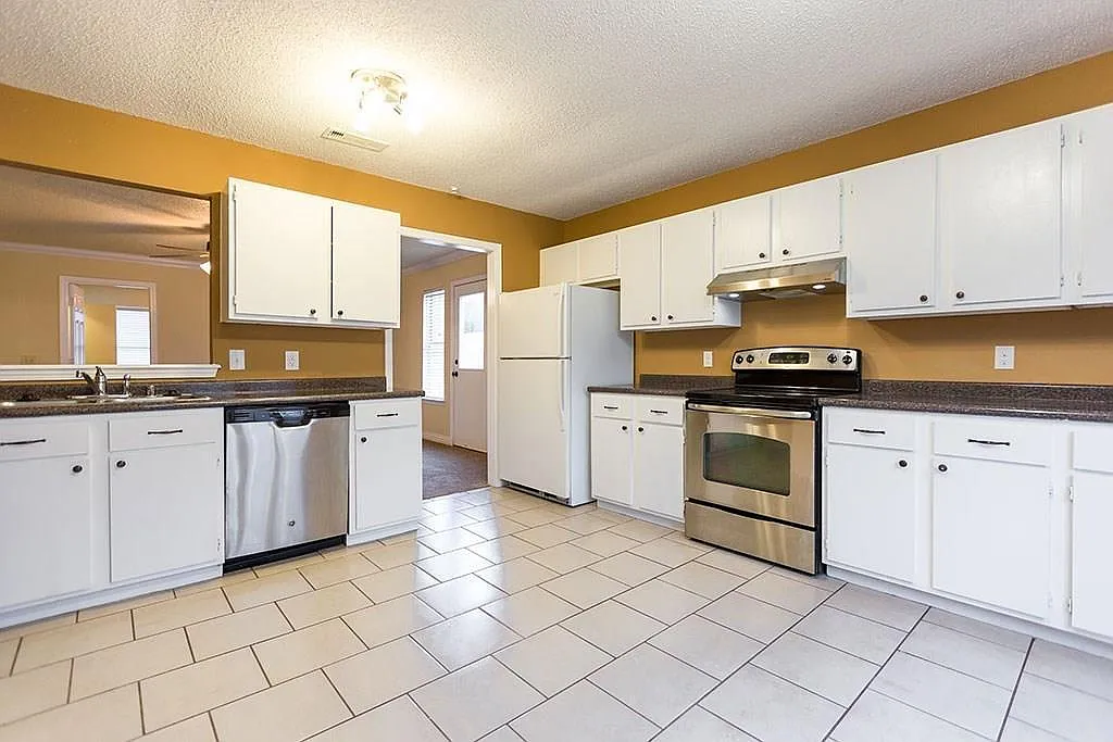 3 bed, 1300 sqft, $1,595 — Photo 2