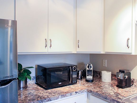 3rd image of 4809 Roanoke Pkwy APT 606