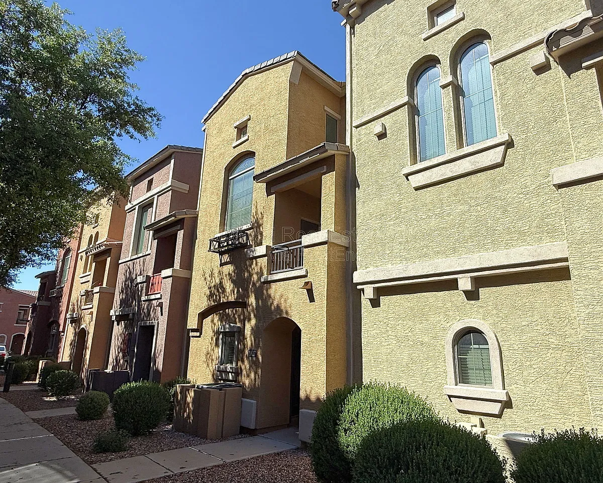 Building Photo - 240 W Juniper Ave #1027