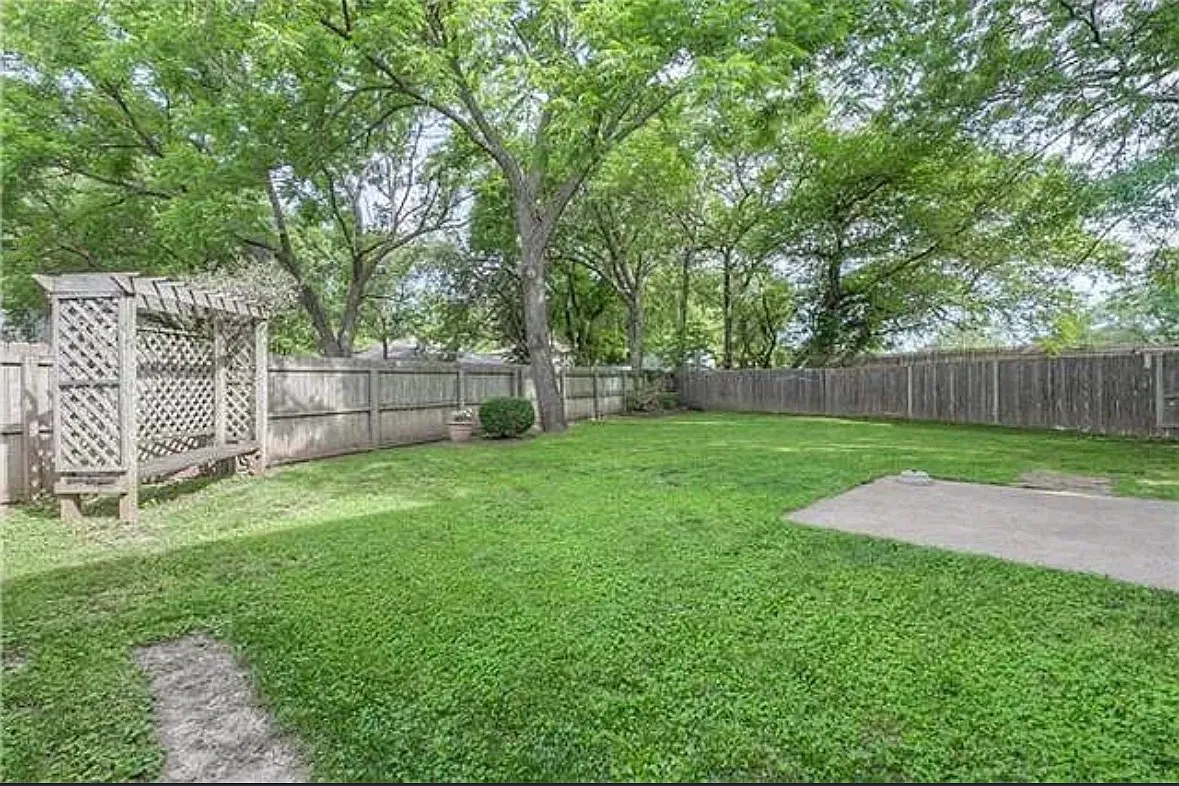 3 bed, 2.5 bath, 1398 sqft, $1,900 — Photo 2