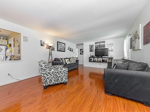 4th image of 717 Zlotkin Cir APT 6