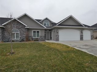 808 Big Rock Park Rd, Pella, IA 50219