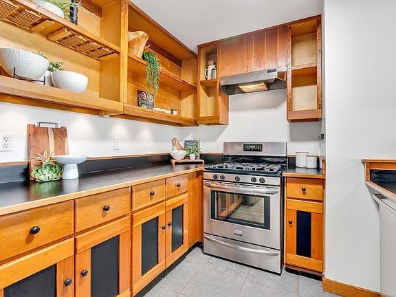 4th image of 530 E 8th St #20