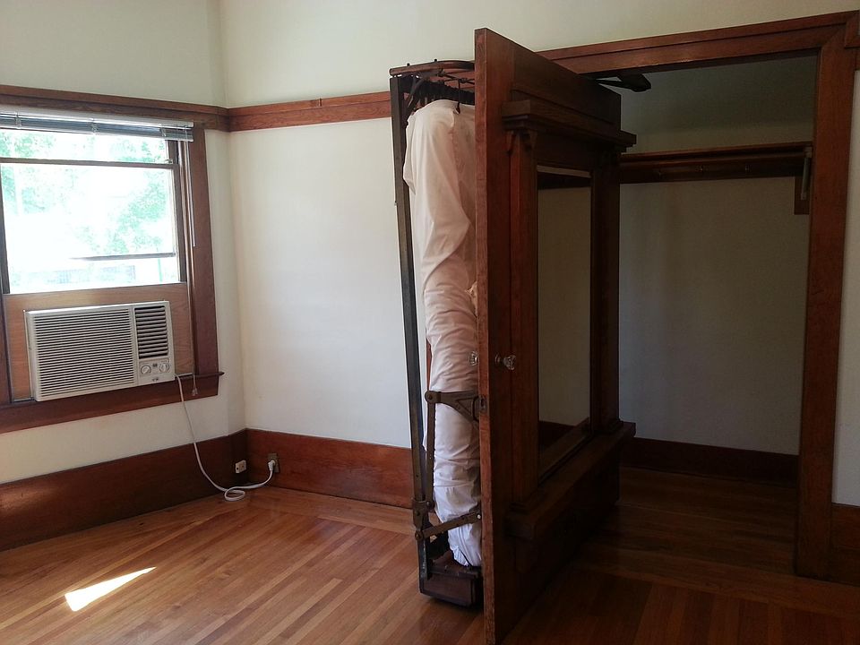 Murphy bed/closet/front porch access - door open
