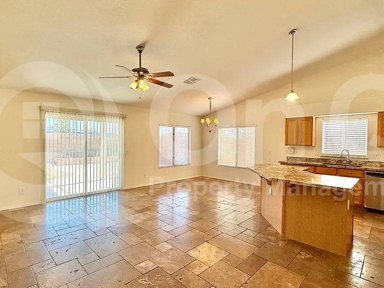 611 W Liberty Ln — Photo 3
