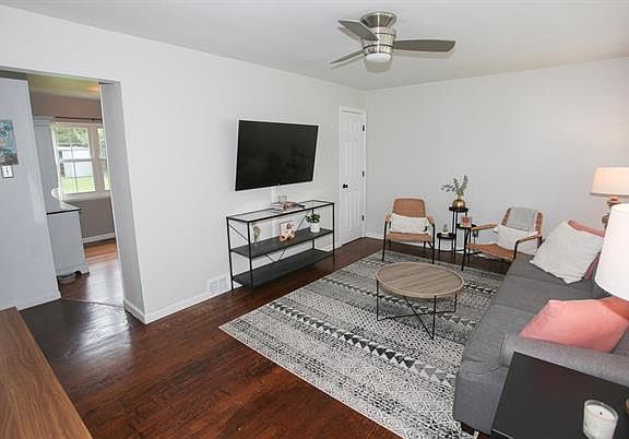 3rd image of 220 Floralea Pl